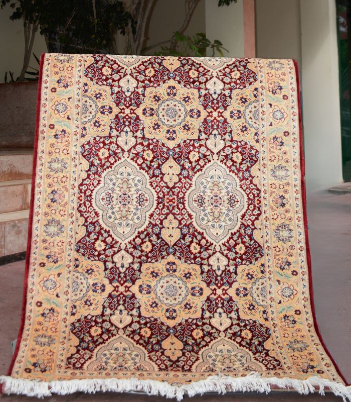 Les tapis marocains sont bien plus que de simples revêtements de sol : ils incarnent un savoir-faire ancestral transmis de génération en génération. Réputés pour leurs motifs uniques, leurs couleurs chaleureuses et leur fabrication artisanale, ces tapis apportent une touche d’élégance et d’authenticité à votre décoration intérieure.